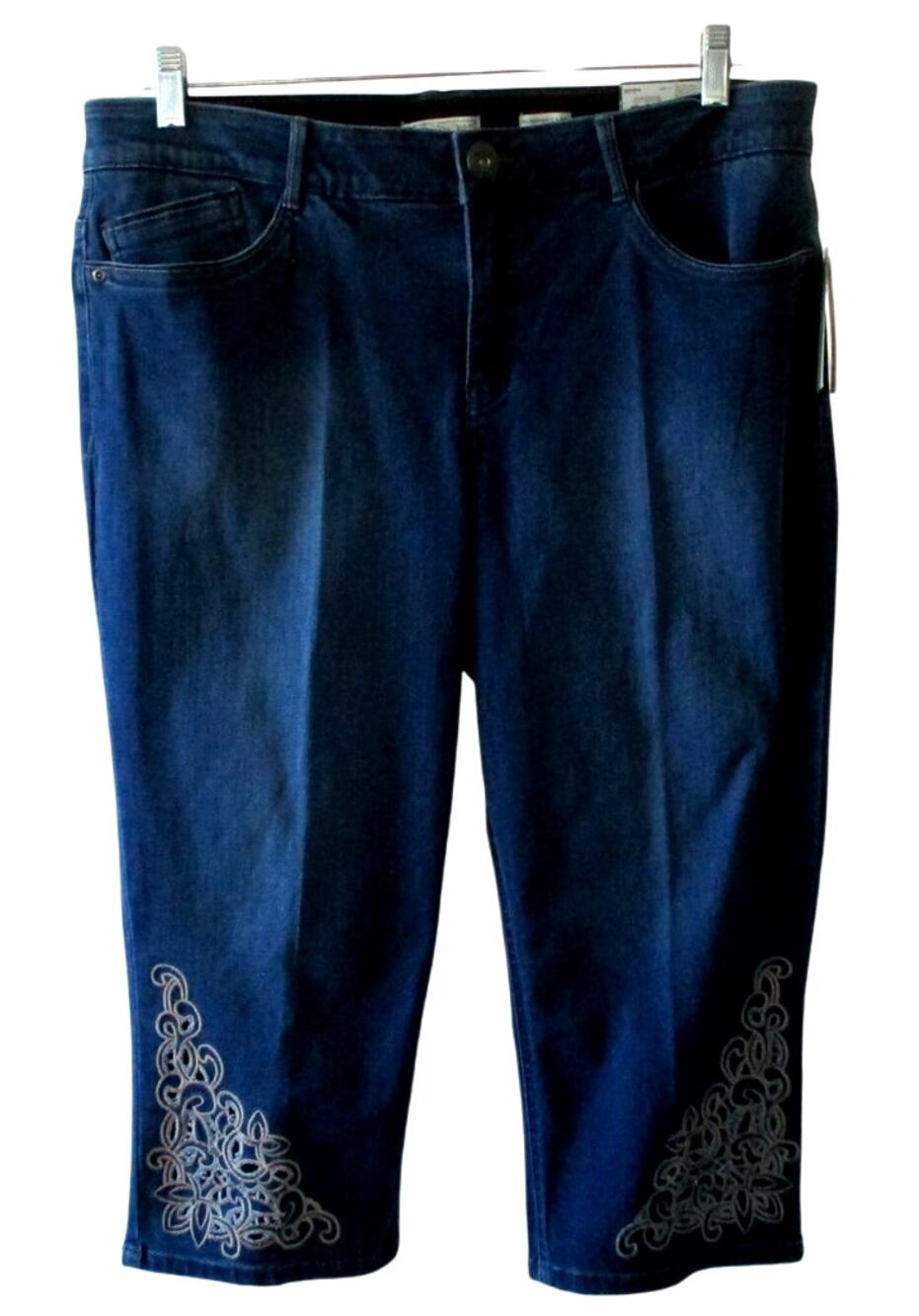 Dana Buchman Women's Mid Rise Stretch Embroidered Capri Pants NWT Size 14